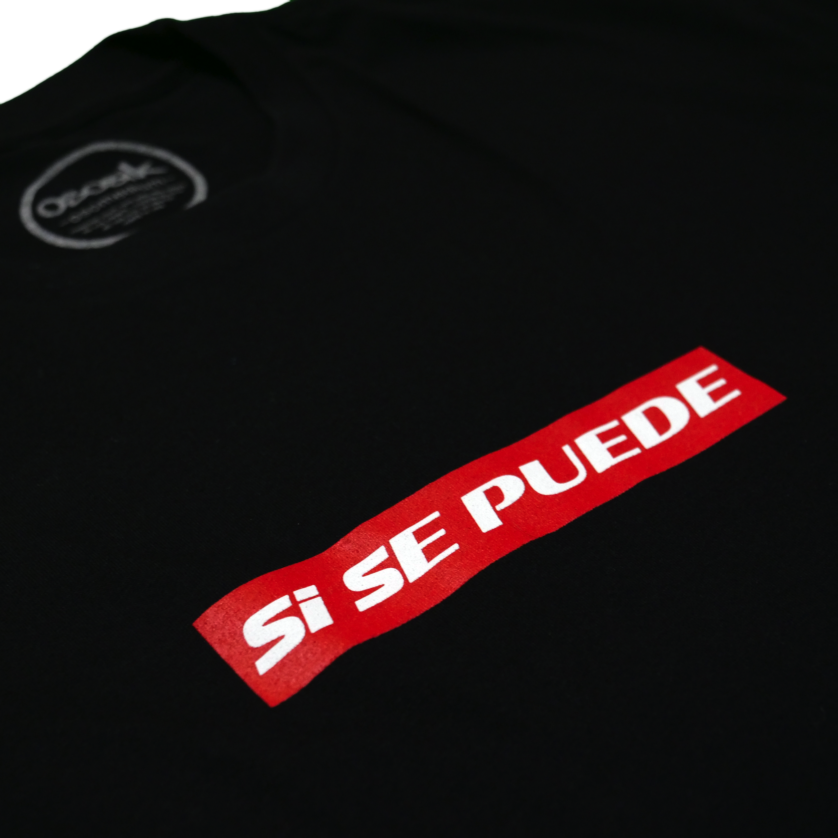 Si se puede with red border graphic tee